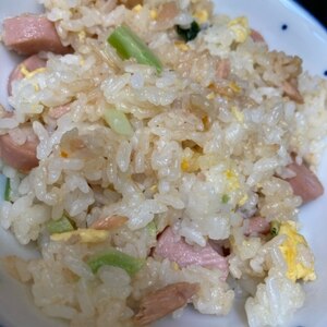 子供が喜ぶ(^^)コーン缶と魚肉ソーセージの炒飯♪